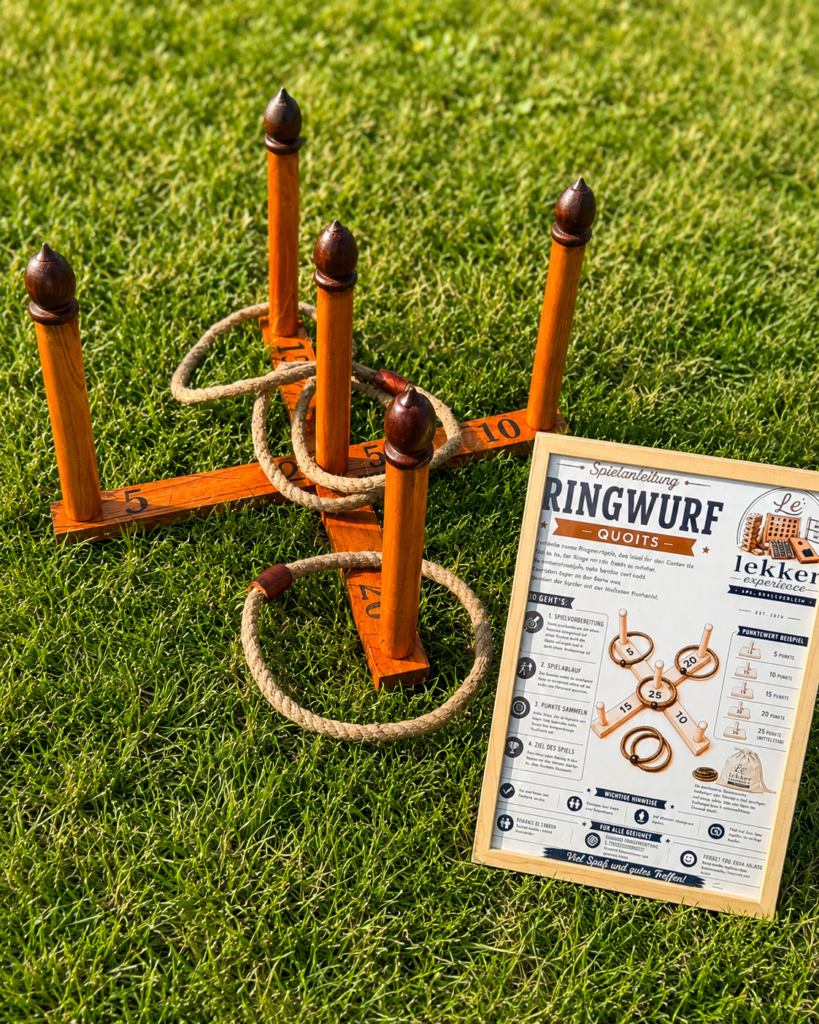 Vintage Ringwurfspiel aus Holz auf einer Rasenfläche